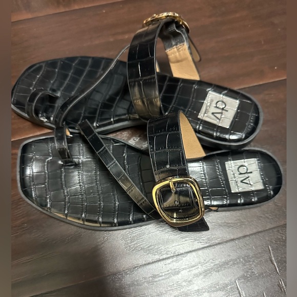 DV by Dolce Vita - Makai Toe Loop Buckle Sandal - Picture 8 of 9